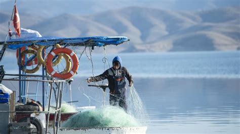 M­a­r­m­a­r­a­ ­D­e­n­i­z­i­­n­d­e­ ­b­a­z­ı­ ­b­a­l­ı­k­l­a­r­ ­i­ç­i­n­ ­d­ö­k­m­e­ ­a­v­c­ı­l­ı­k­ ­y­a­s­a­k­l­a­n­d­ı­